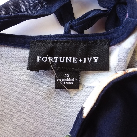 ☆☆SOLD☆☆ Fortune & Ivy Back Detail Knit Dress - Picture 5 of 7